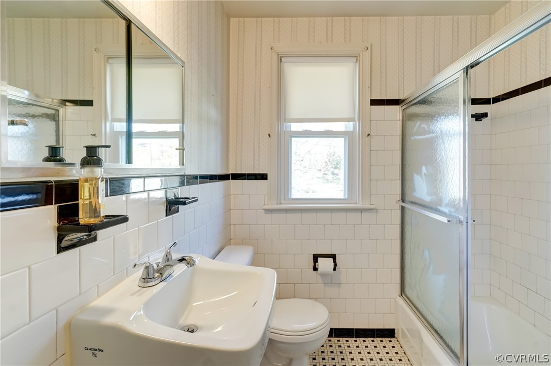 2100 Manlyn Road Henrico, VA 23229 - Photo 16 of 39 HALL BATH - RETRO TILE AND IN GREAT CONDITION