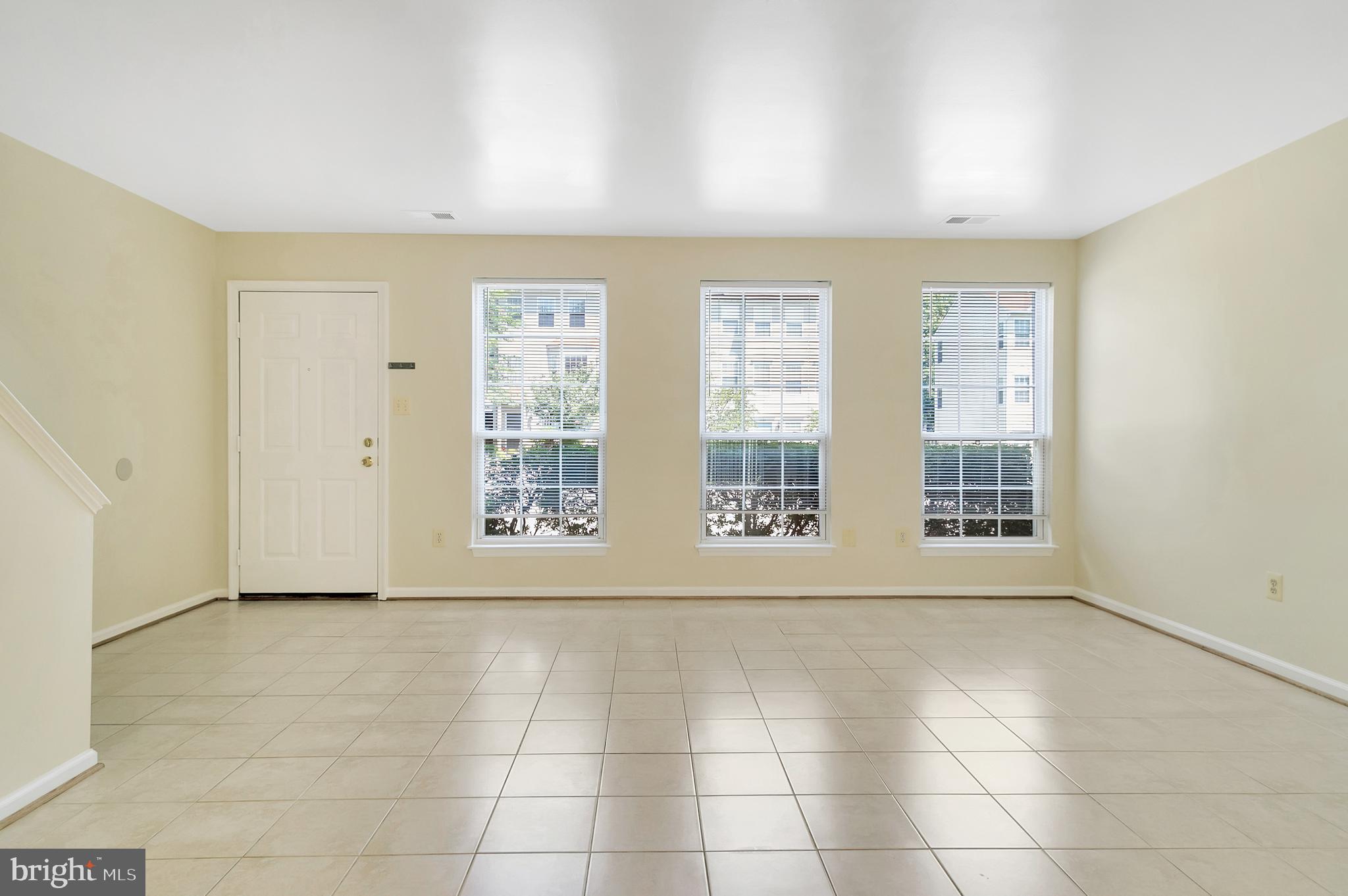 14827 Bolton Road Centreville, VA 20121 - Photo 4 of 32 Living/Dining Room