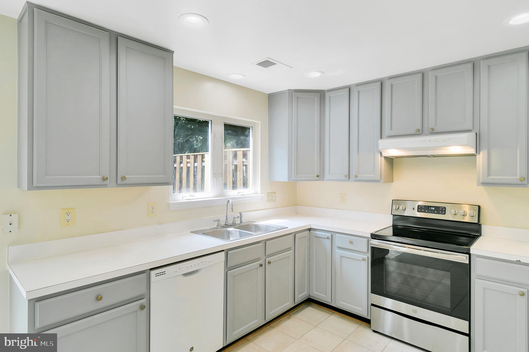 14827 Bolton Road Centreville, VA 20121 - Photo 9 of 32 Kitchen