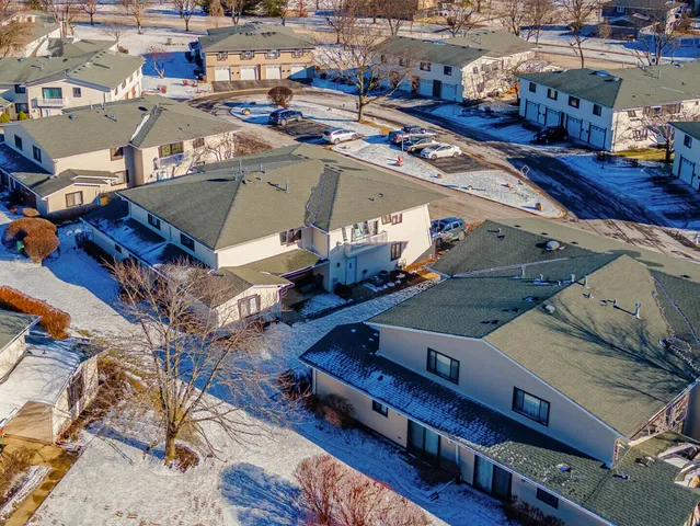 $335,000 | 159 Chatham Court, Unit B, Bloomingdale, IL 60108