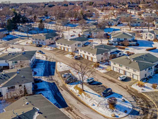 $335,000 | 159 Chatham Court, Unit B, Bloomingdale, IL 60108