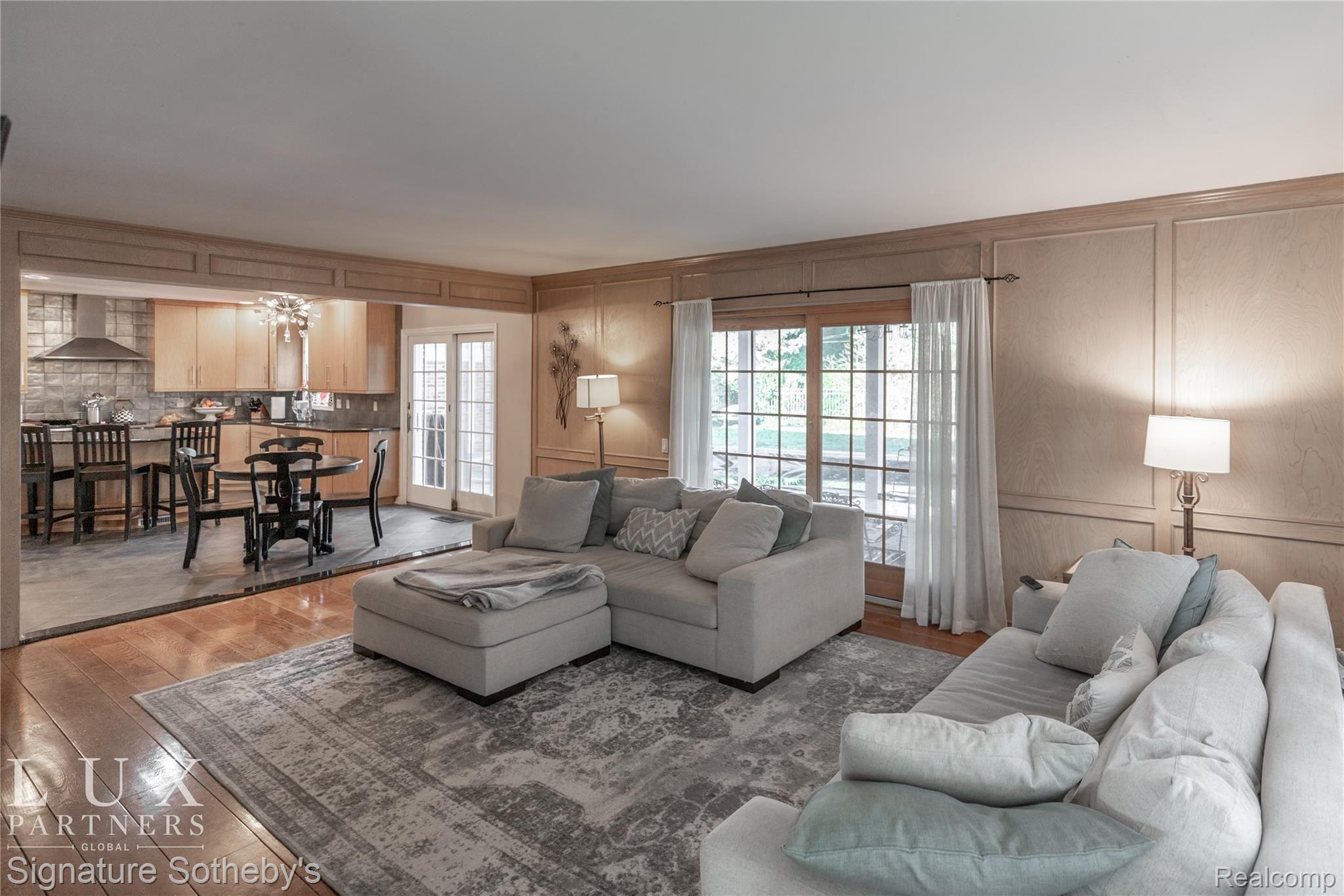 563 Shelden Road Grosse Pointe, MI 48236 - Photo 2 of 25 1 (2 of 26).jpg