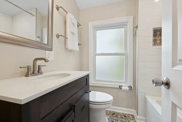 a view of an house with backyard and garden