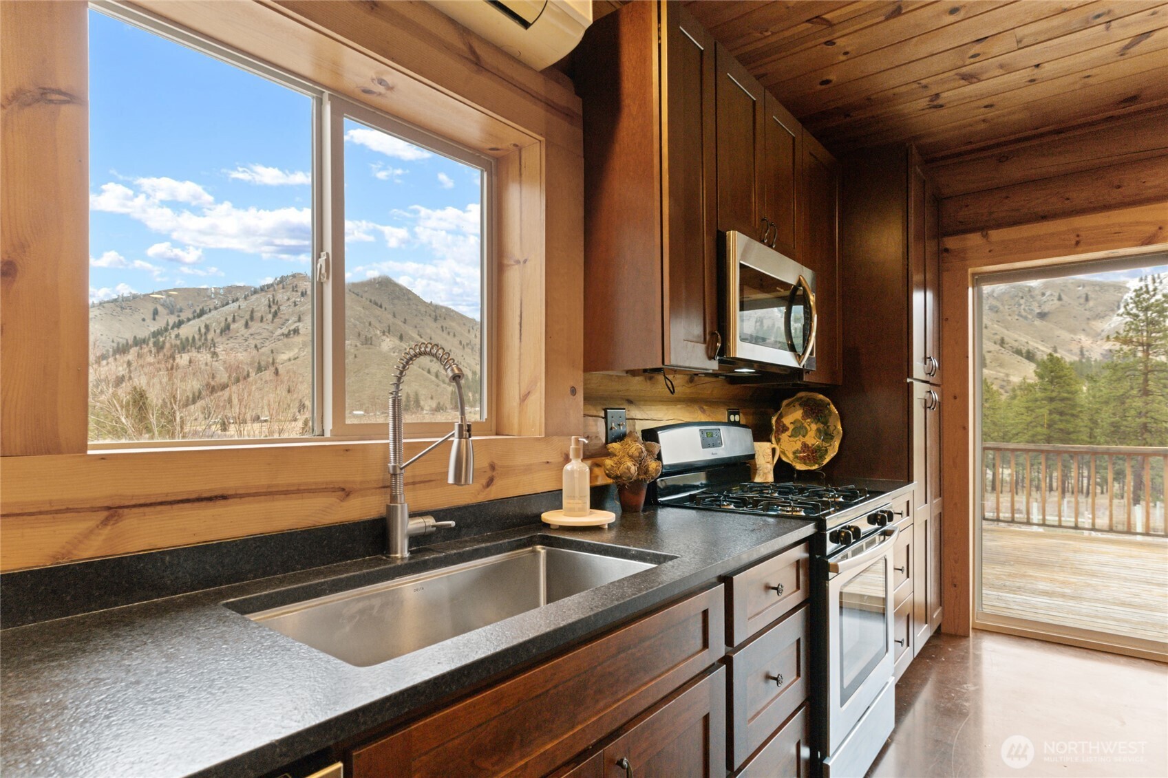 244 Howling Moon Lane Chelan, WA 98816 - Photo 14 of 36