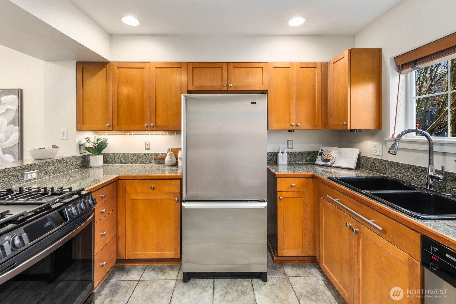 202 24th Avenue East, Unit 6 Seattle, WA 98112 - Photo 10 of 28