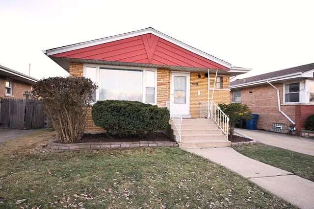 $329,900 | 3133 West 101st Place, Evergreen Park, IL 60805