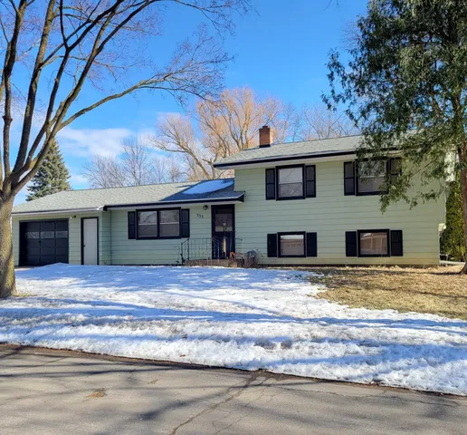 $240,000 | 535 East Highland Park Drive Northeast, Hutchinson, MN 55350