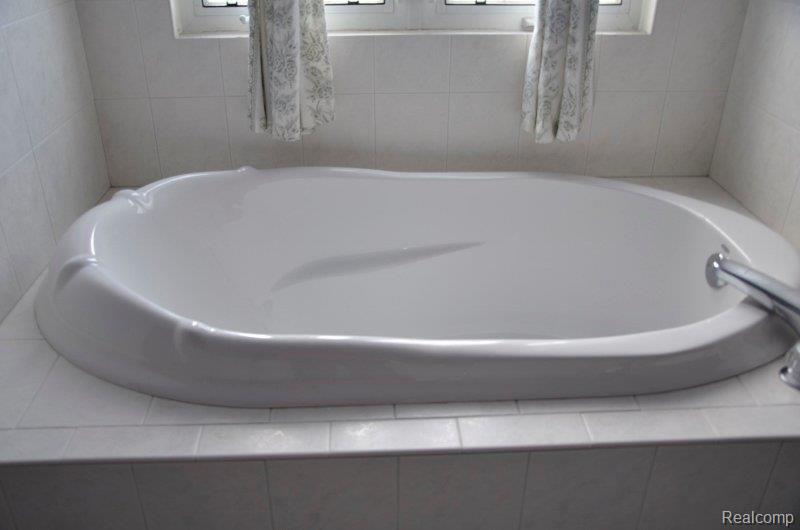 12335 Fish Lake Road Holly, MI 48442 - Photo 28 of 39 Oversized Tub