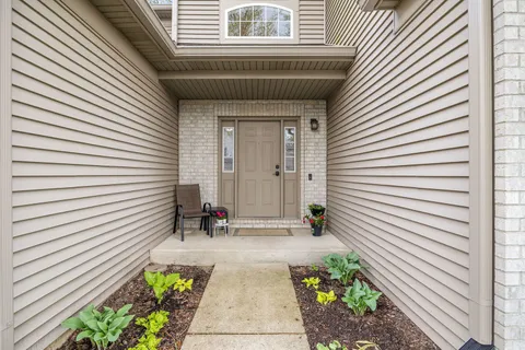 $334,999 | 2833 Granite Court, Crystal Lake, IL 60012