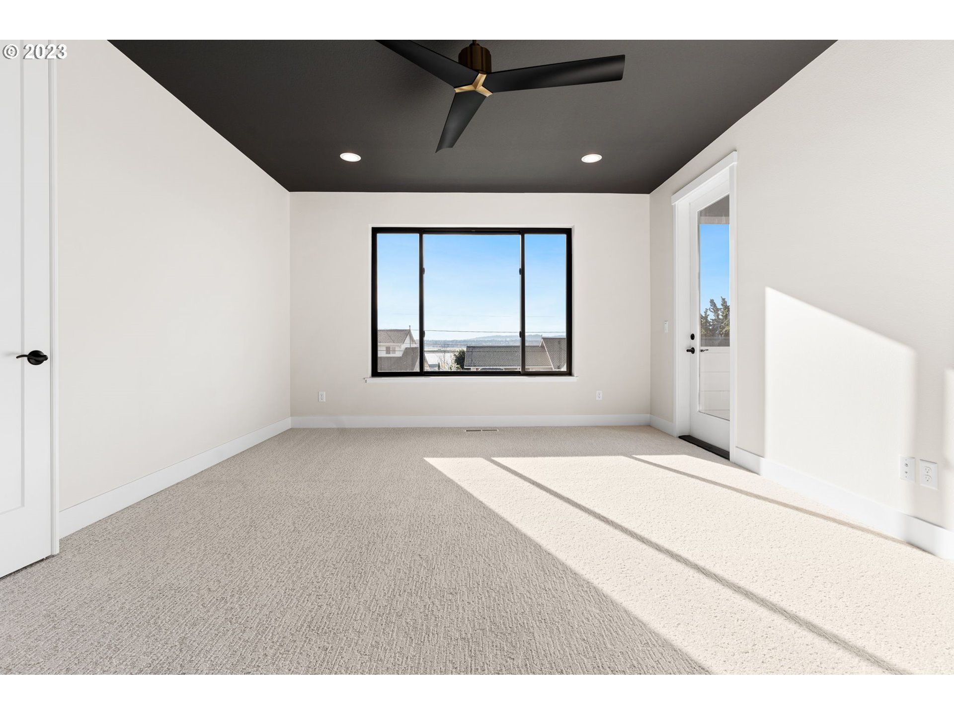6622 Southeast Riverside Drive Vancouver, WA 98661 - Photo 20 of 46 a view of an empty room with a window