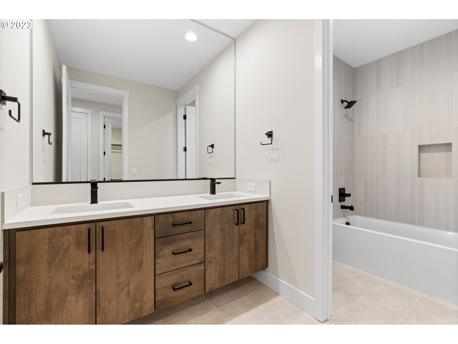 6622 Southeast Riverside Drive Vancouver, WA 98661 - Photo 33 of 46 a bathroom with a tub a double vanity sink and mirror