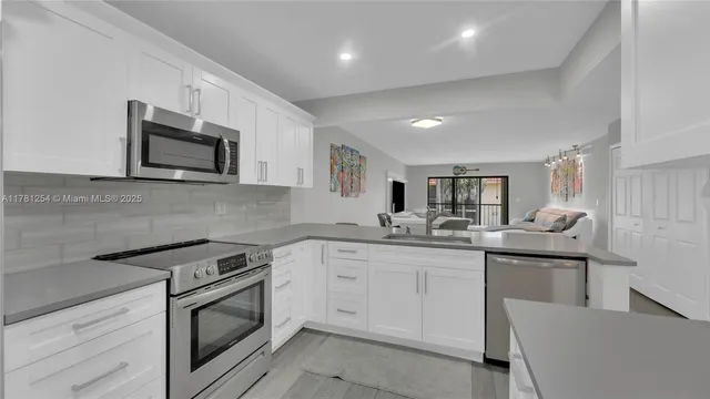 $355,000 | 327 Lakeview Drive, Unit 203, Weston, FL 33326