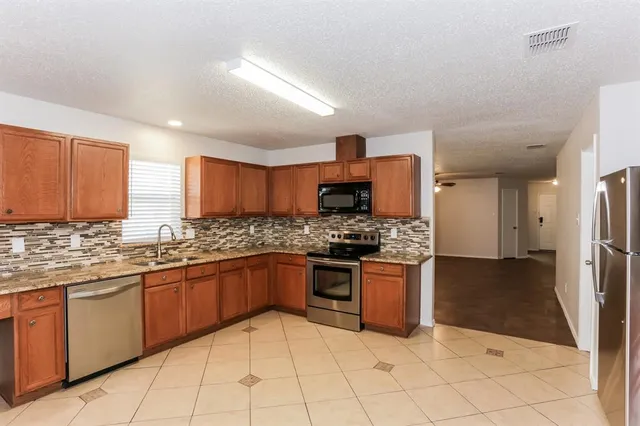 $2,285 | 2109 Doecrest Drive, Denton, TX 76210