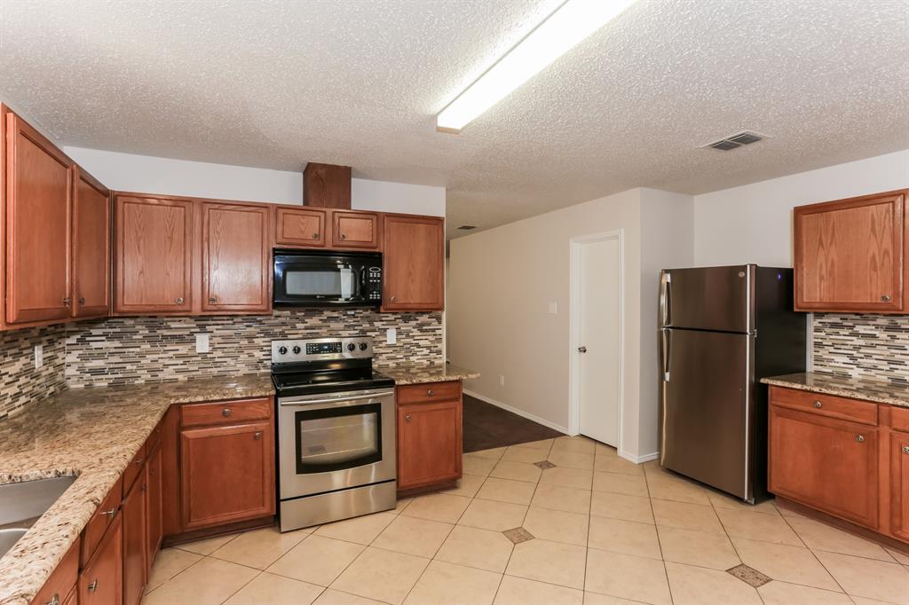 2109 Doecrest Drive Denton, TX 76210 - Photo 7 of 16