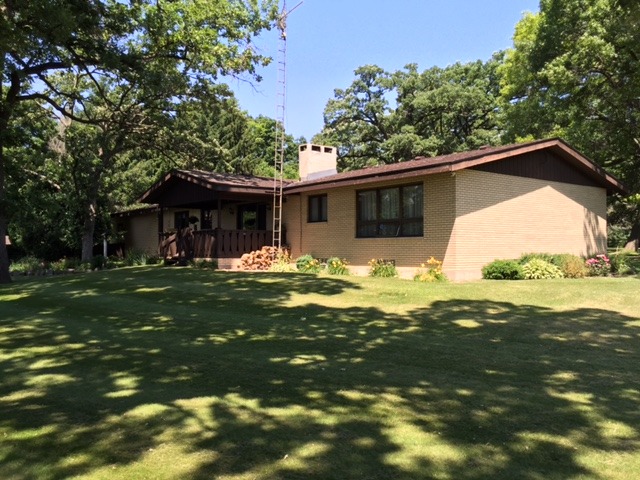 6615 Kemman Road Hebron, IL 60034 - Photo 5 of 25 a front view of a house with swimming pool