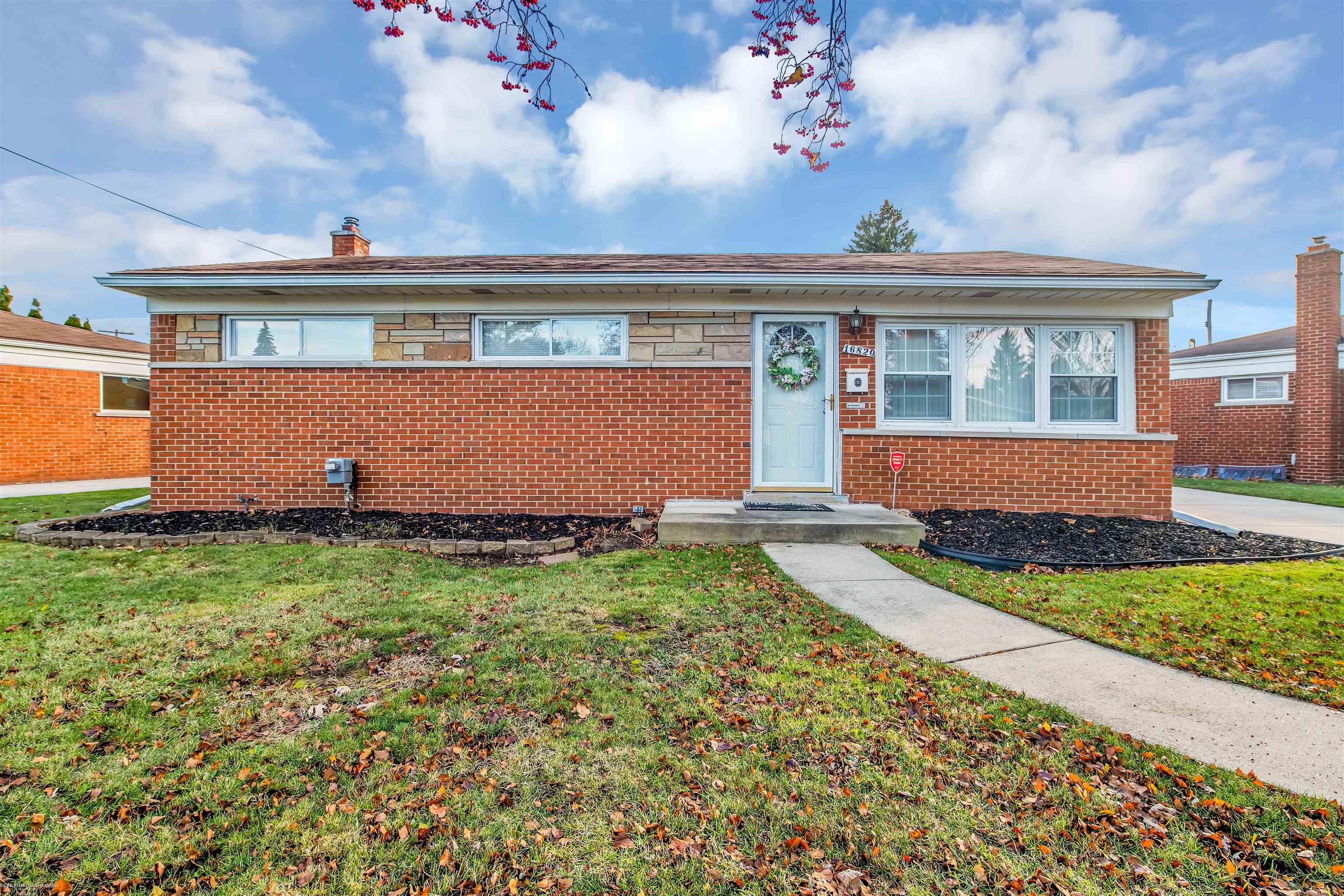 16820 May Eastpointe, MI 48021 - Photo 20 of 26 50128969-e2facd1b-8d94-4950-b9dc-e5ba1e1b2dd2.JPG