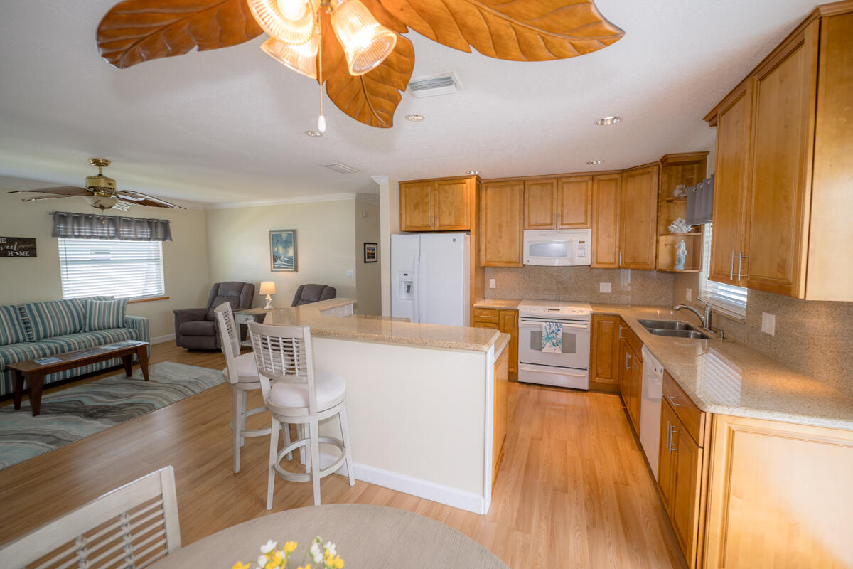 40 High Point Road, Unit 703 Tavernier, FL 33070 - Photo 6 of 32 Kitchen