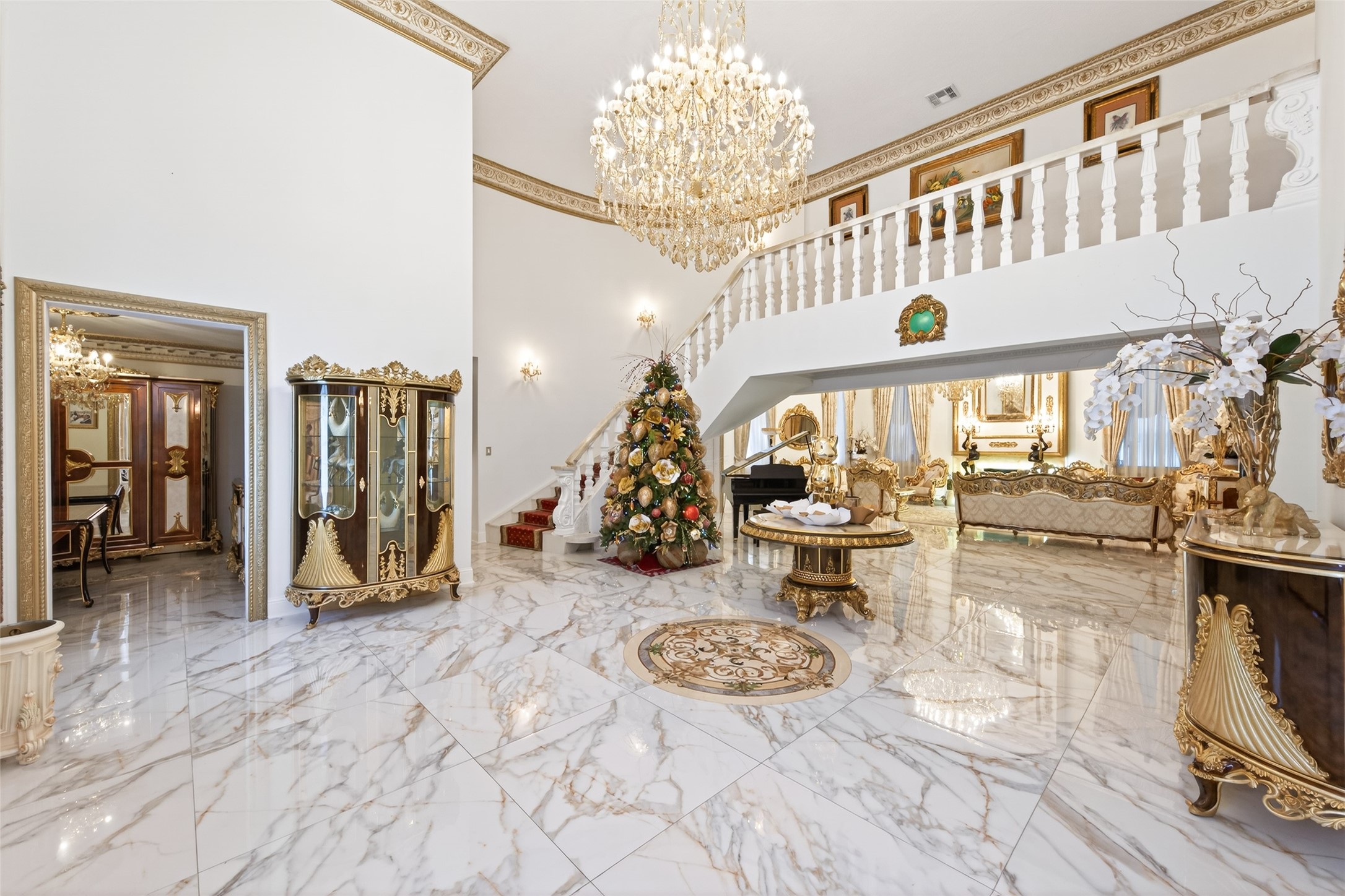 24 Windermere Lane Houston, TX 77063 - Photo 3 of 49 a view of a room with gym equipment