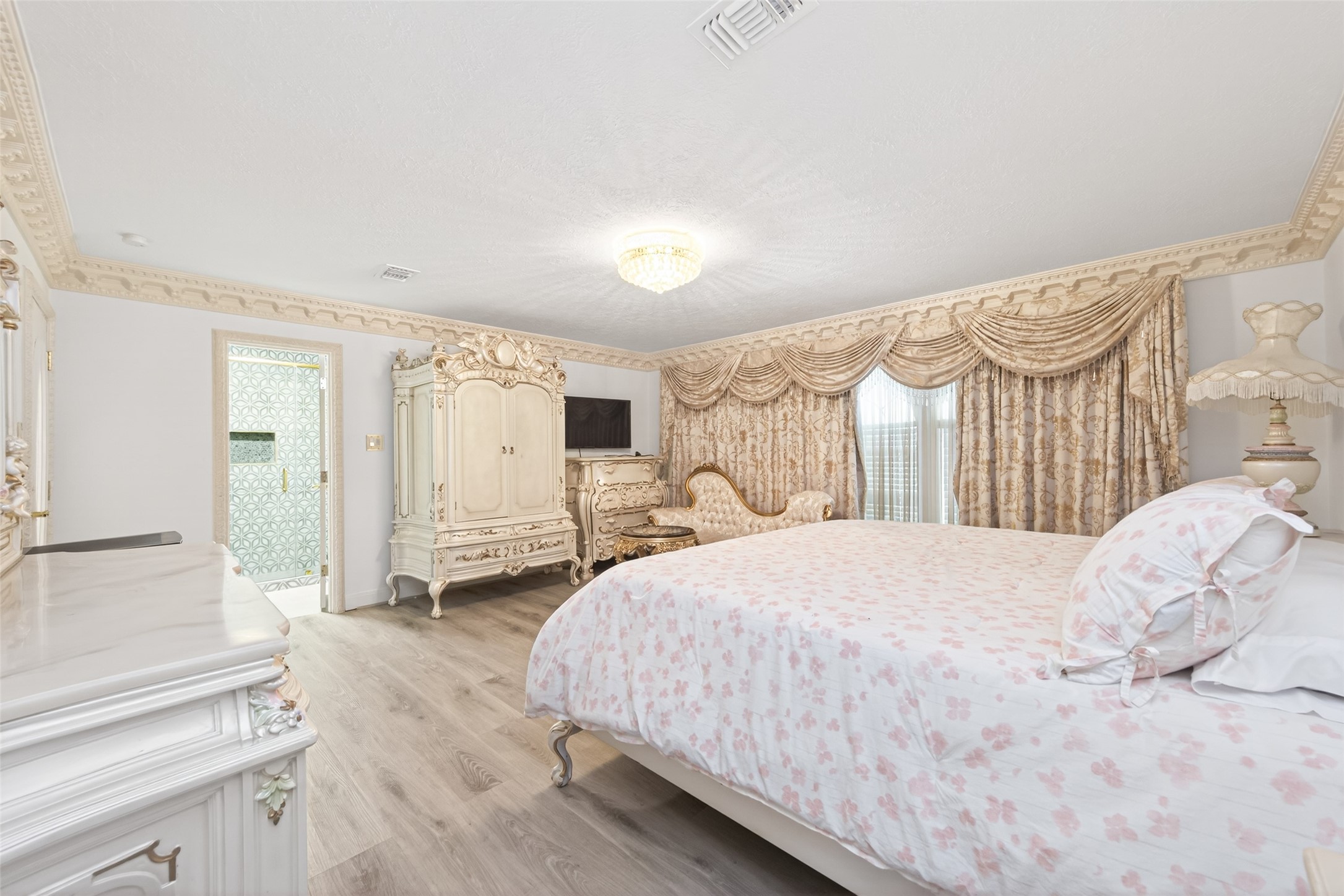 24 Windermere Lane Houston, TX 77063 - Photo 34 of 49 a bedroom with a large bed and a closet