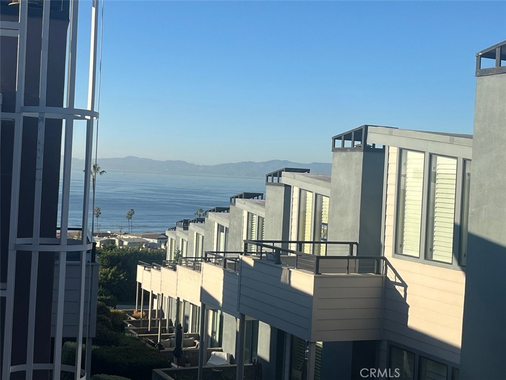 191 C. Mayor Redondo Beach, CA 90277 - Photo 14 of 20 a dining room with furniture and window