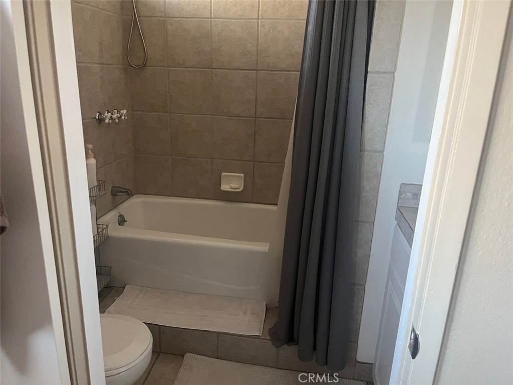 191 C. Mayor Redondo Beach, CA 90277 - Photo 16 of 20 a bathroom with a toilet and a bathtub