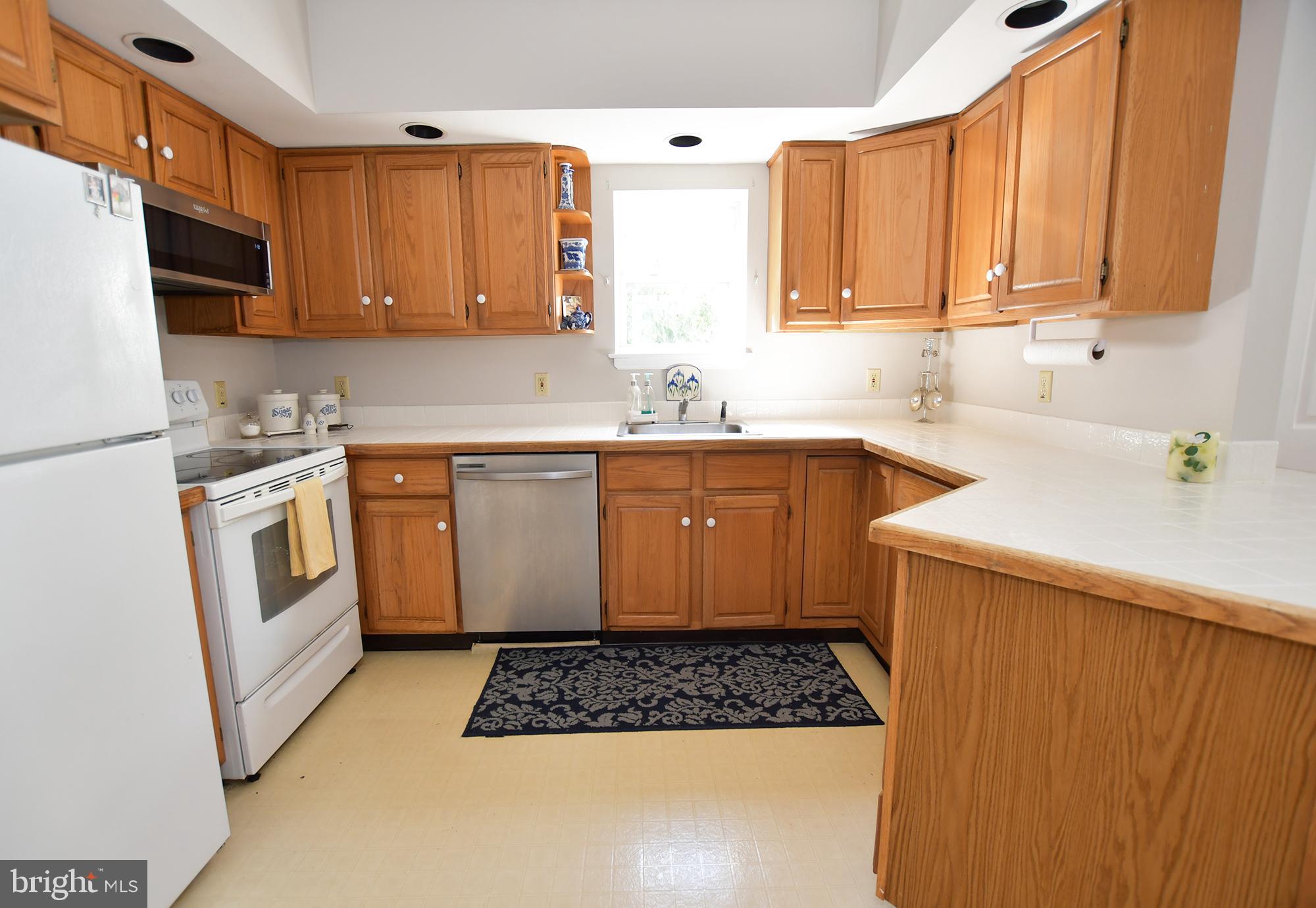 256 Powell Road Springfield, PA 19064 - Photo 13 of 34 Kitchen with breakfast bar