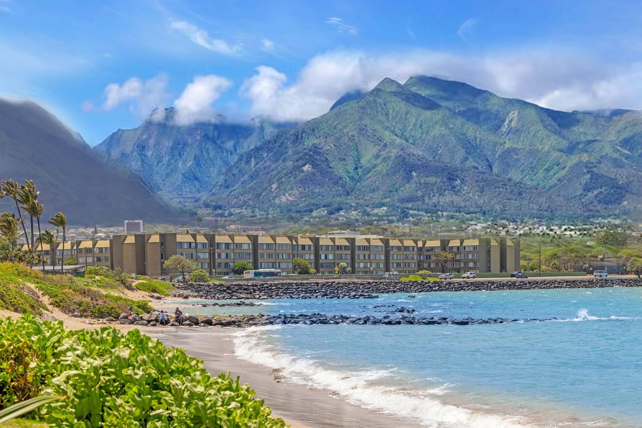 111 Kahului Beach Road, Unit D402 Kahului, HI 96732 - Photo 2 of 27 a view of a big yard