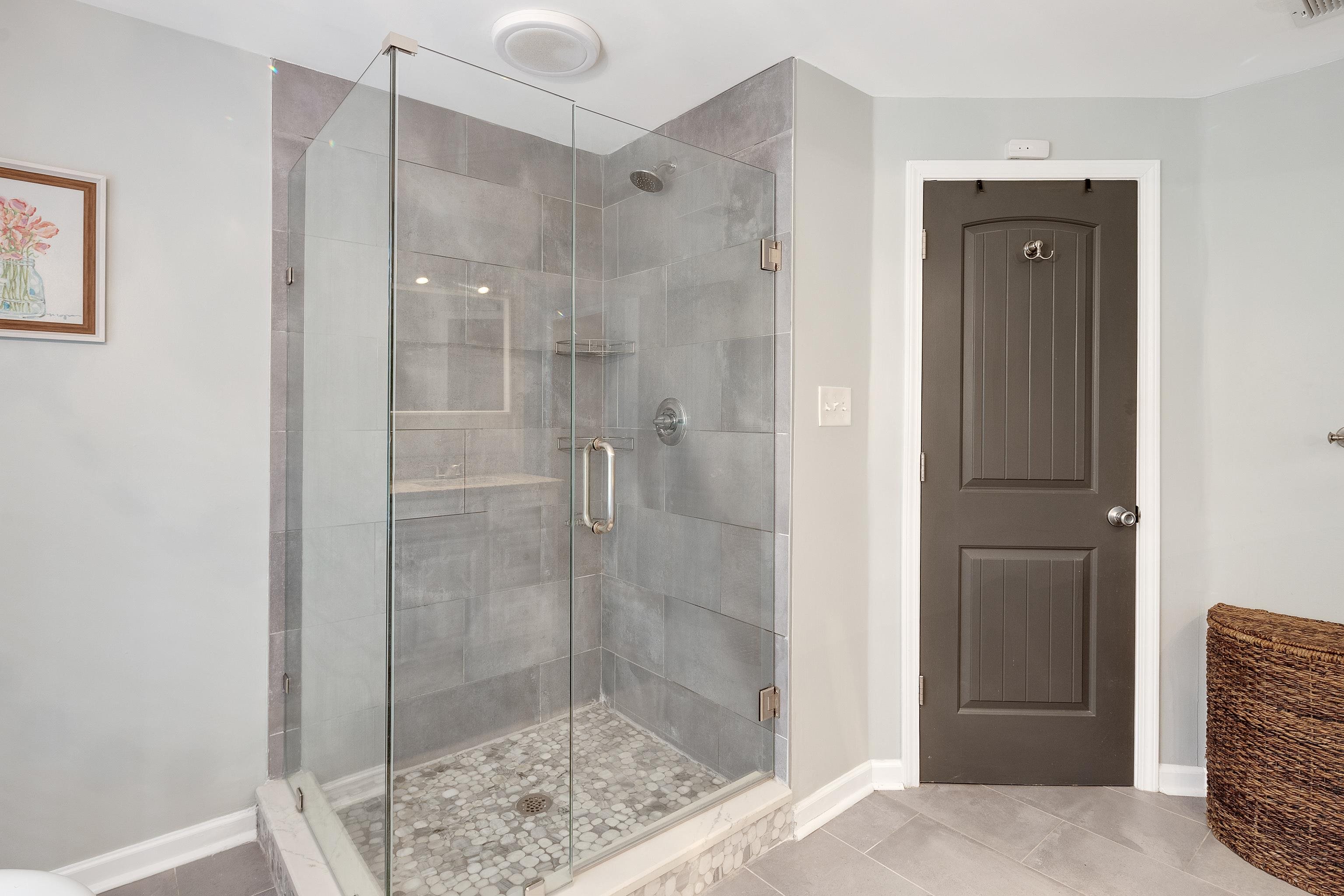5271 Mason Road Memphis, TN 38120 - Photo 21 of 25 a bathroom with a shower