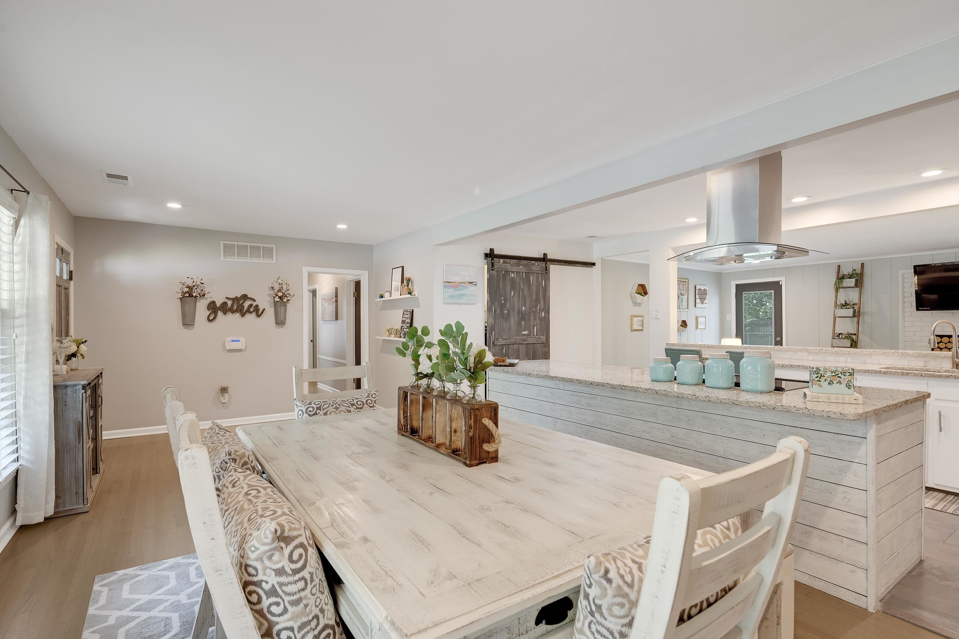 5271 Mason Road Memphis, TN 38120 - Photo 7 of 25 a dining hall with a dining table and chairs