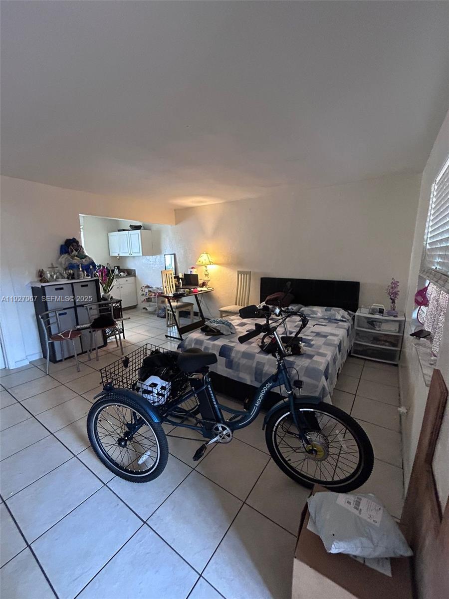 6124 Pembroke Road Miramar, FL 33023 - Photo 16 of 20 a table and chairs in a room