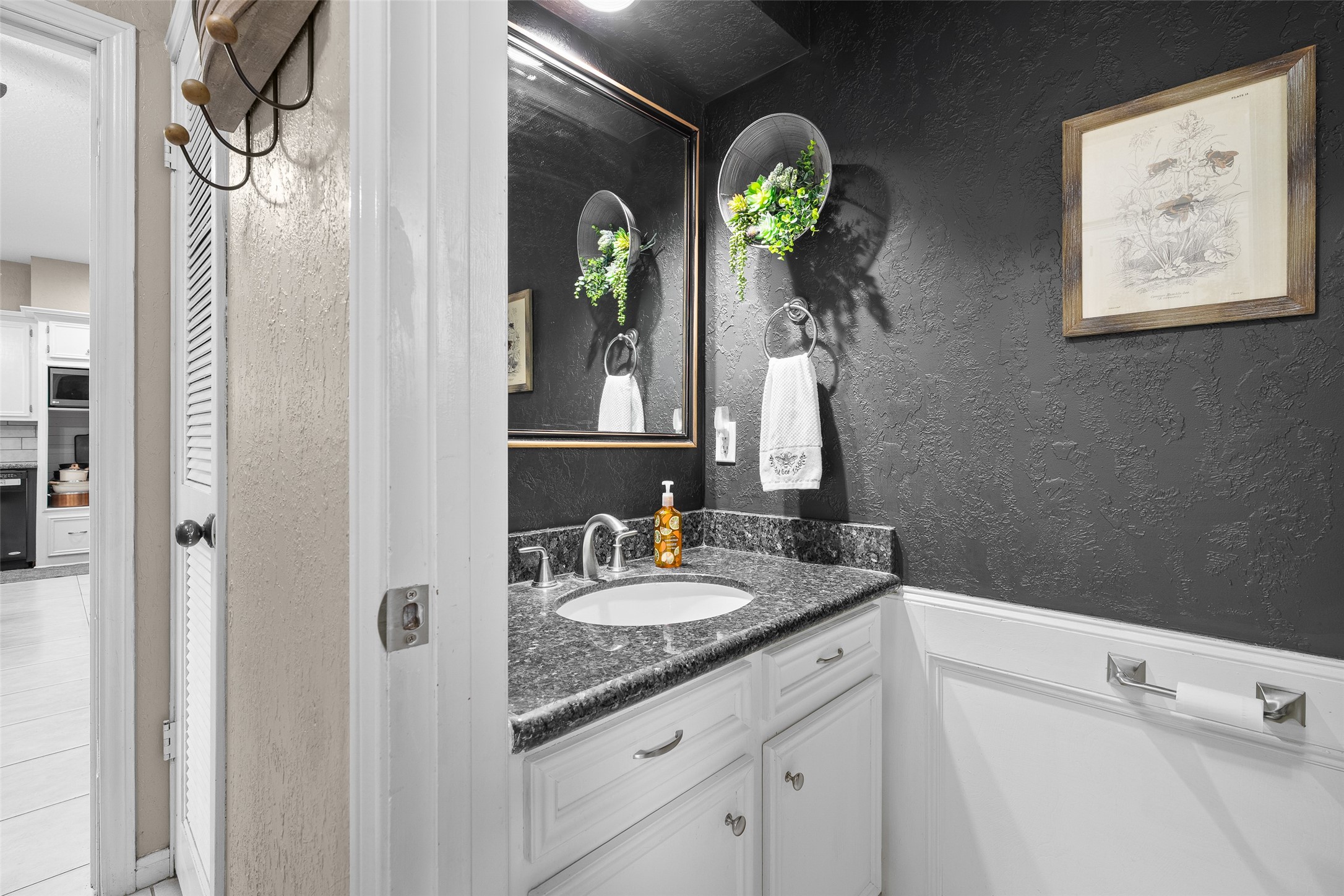 41 Windsor Drive Conroe, TX 77304 - Photo 31 of 39 Convenient half bath within the laundry/utility space, adjacent to the breakfast area