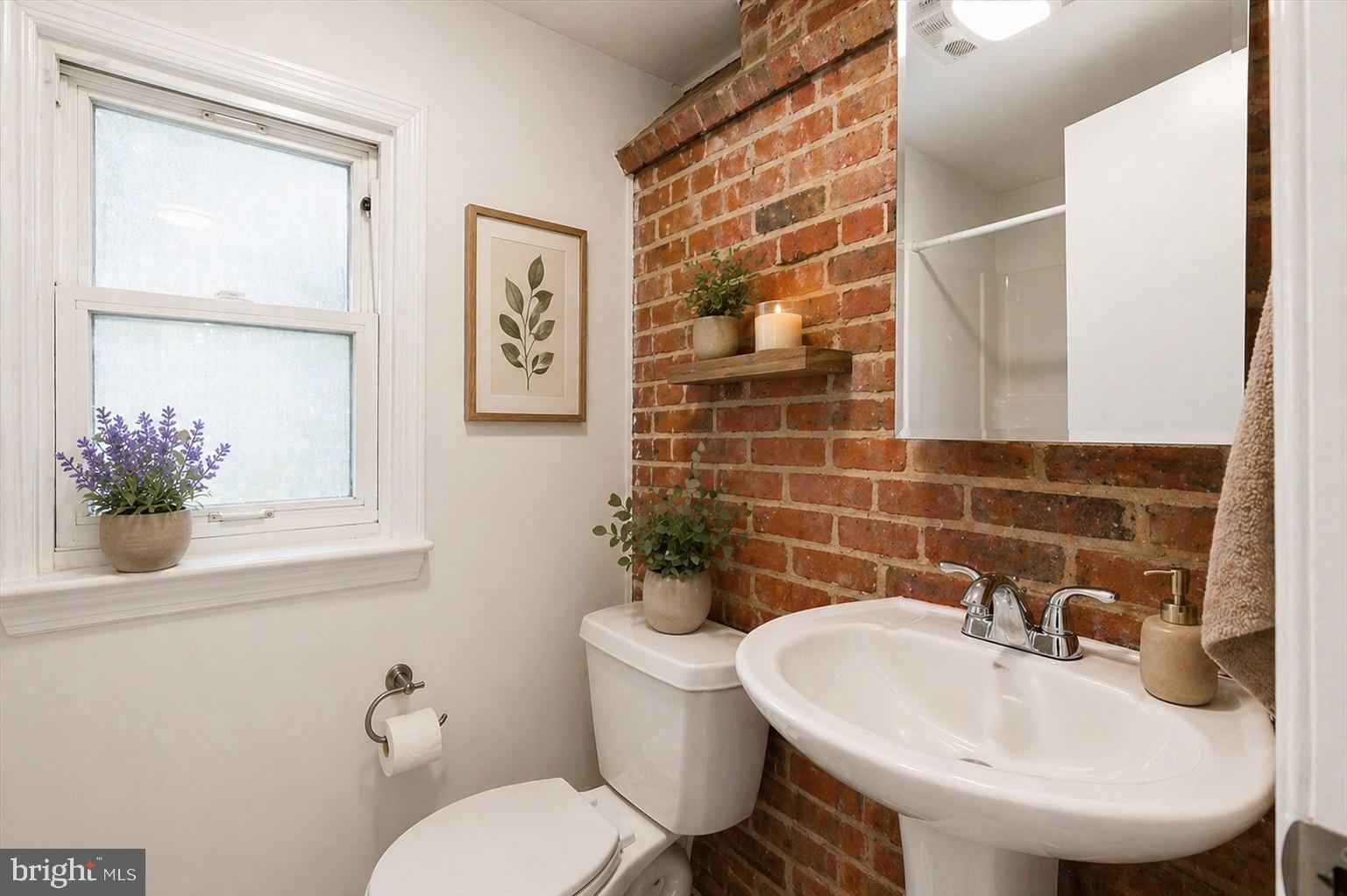 5901 Euclid Street Cheverly, MD 20785 - Photo 9 of 38 Main Level Full Bathroom (Virtually Staged)