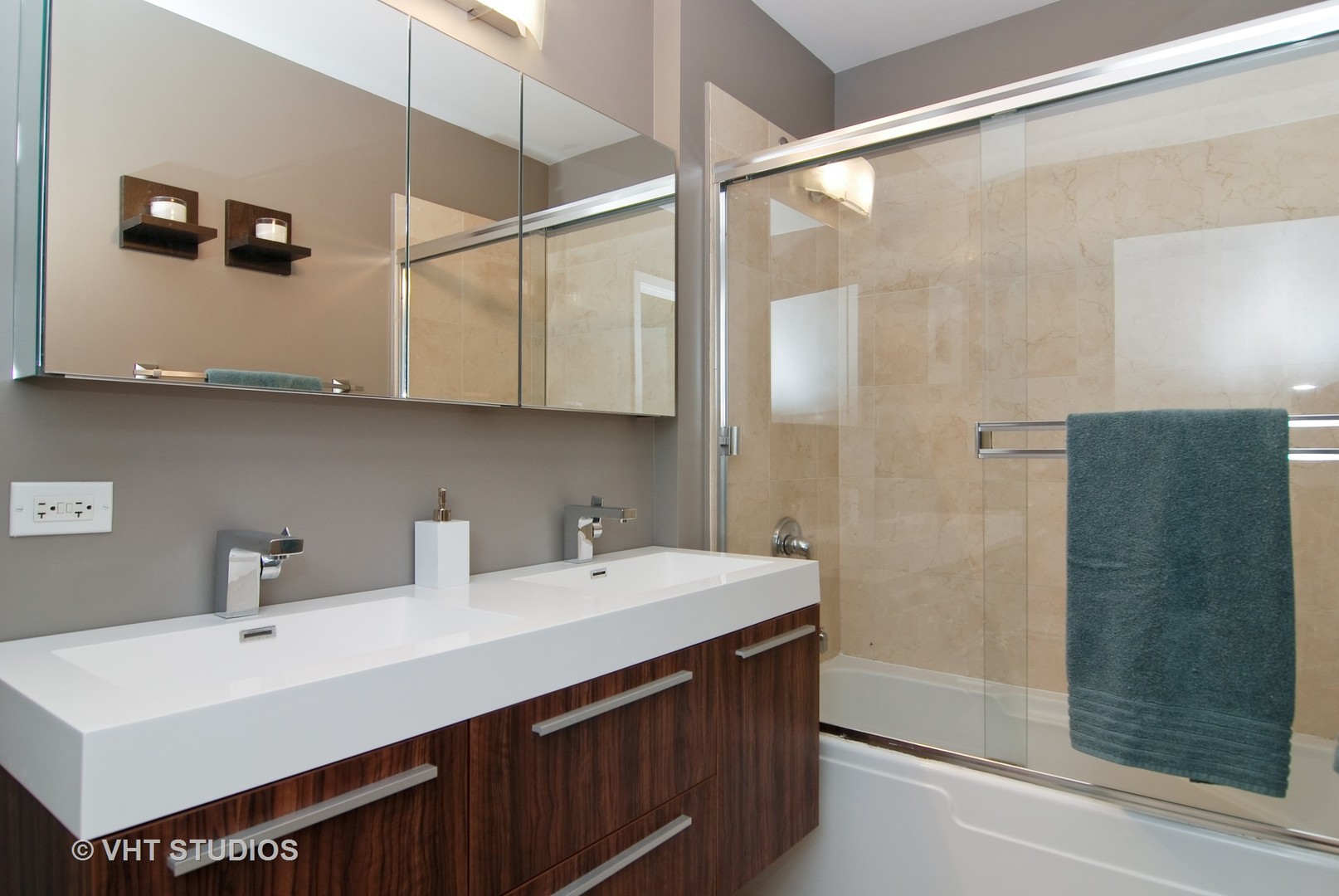 920 West Madison Street, Unit F8 Chicago, IL 60607 - Photo 7 of 14 a bathroom with a sink and a mirror