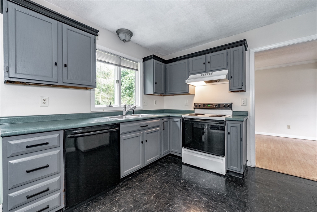 149 Winterset Drive Springfield, MA 01129 - Photo 3 of 40 Gallery Image 3