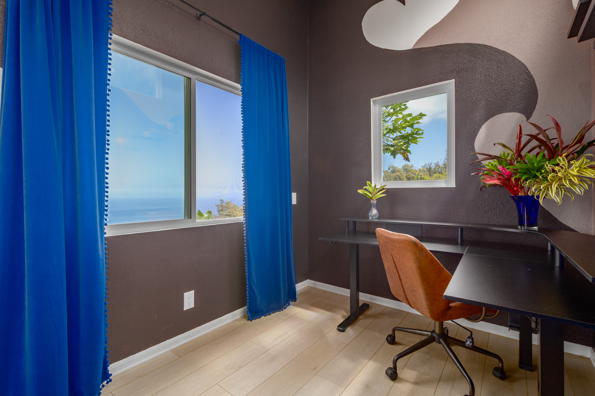 87-2793 Hawaii Belt Road Captain Cook, HI 96704 - Photo 11 of 30 a workspace with furniture and a potted plant