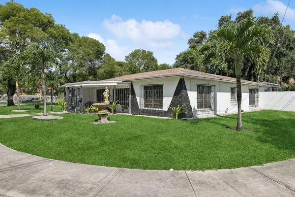 a view of a house with a backyard