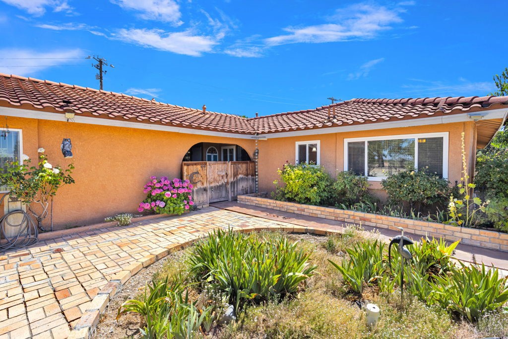 9072 Green Road Pinon Hills, CA 92372 - Photo 5 of 70 front courtyard done in brick pavers