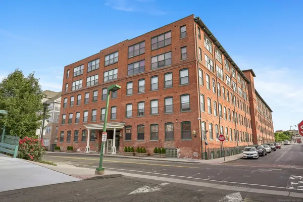 $2,400 | 145 Canal Street East, Unit 6, Shelton, CT 06484