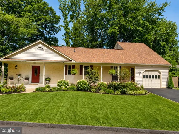 $899,990 | 8531 West Oak Place, Vienna, VA 22182
