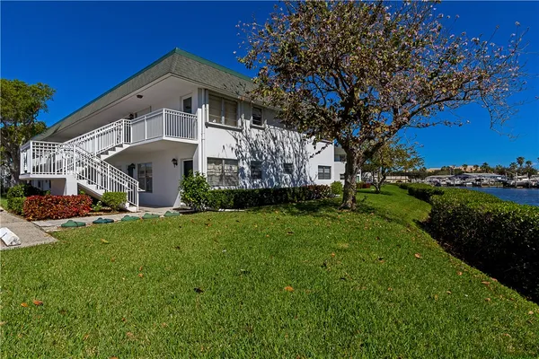 $2,300 | 2800 Indian River Boulevard, Unit G8, Vero Beach, FL 32960