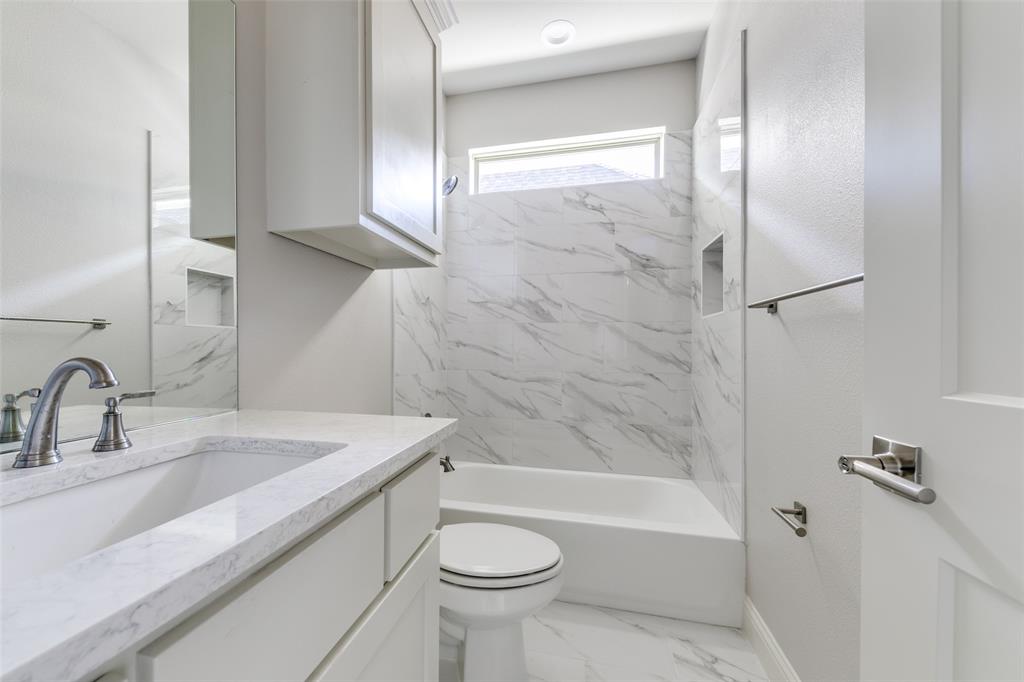 622 Community Lane Rockwall, TX 75087 - Photo 19 of 27 a bathroom with a sink a toilet and shower