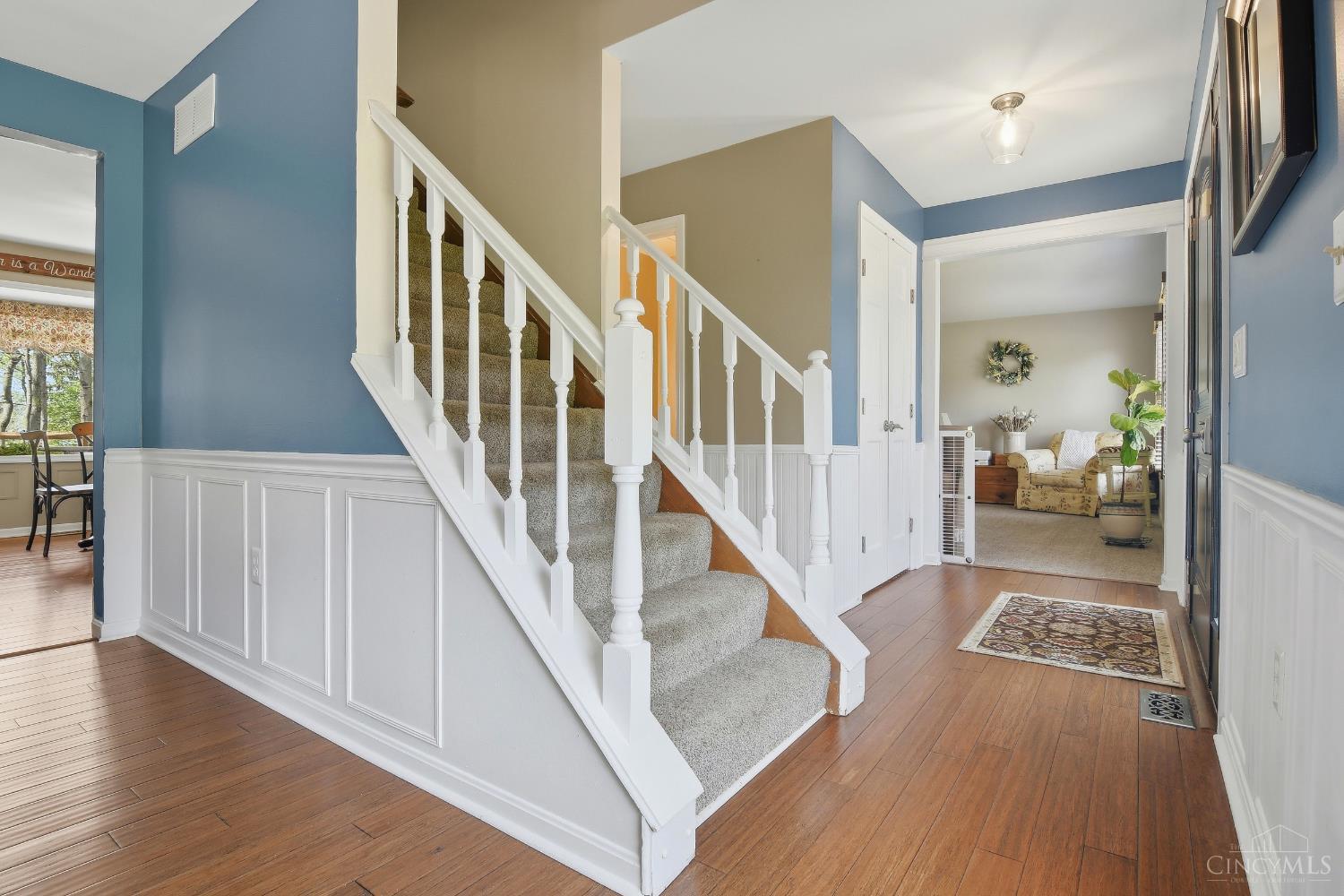 4374 Boomer Road Cincinnati, OH 45247 - Photo 7 of 49