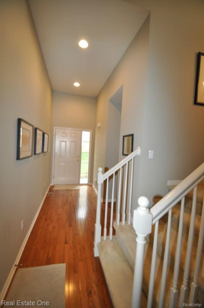 746 East Bluff Court Rochester, MI 48306 - Photo 3 of 30 3.JPG