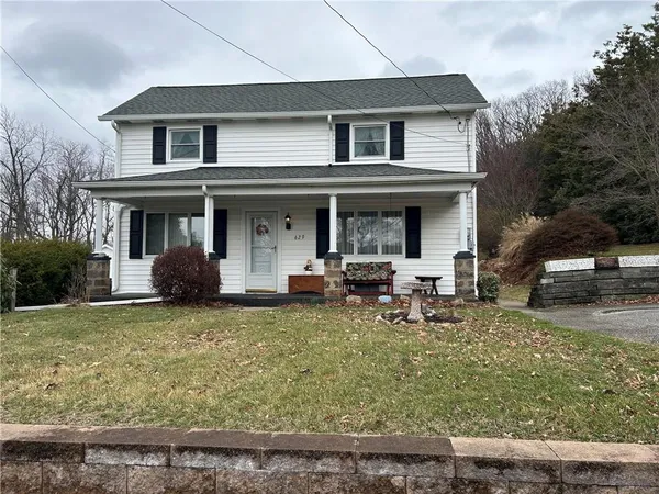 a view of a house with backyard