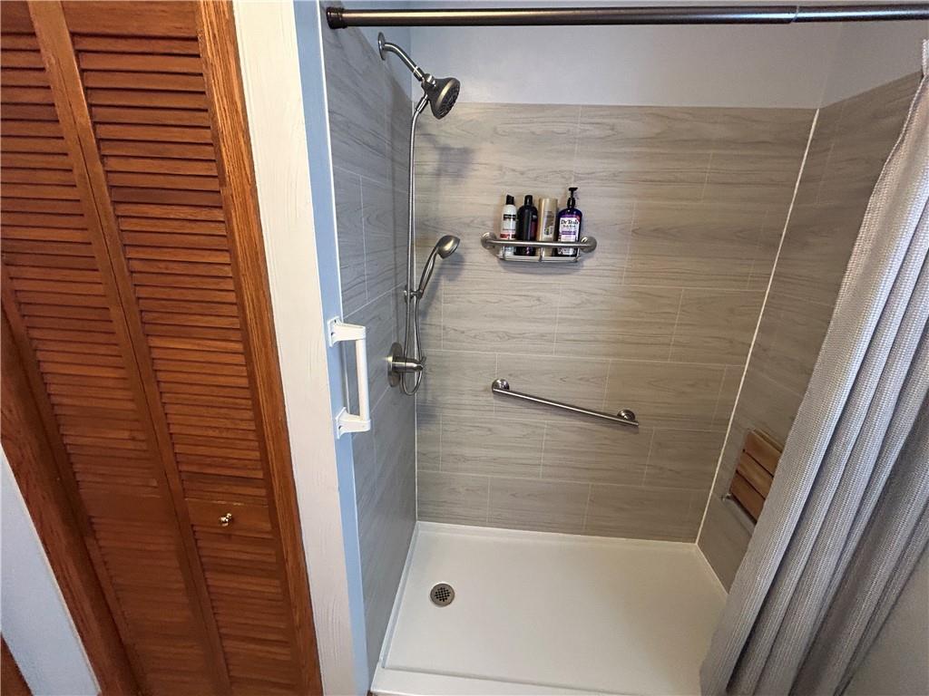 629 South Summit Street Derry, PA 15627 - Photo 17 of 30 a bathroom with a bathtub