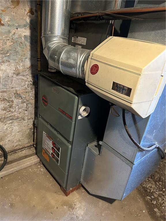 629 South Summit Street Derry, PA 15627 - Photo 24 of 30 a utility room with dryer and washer