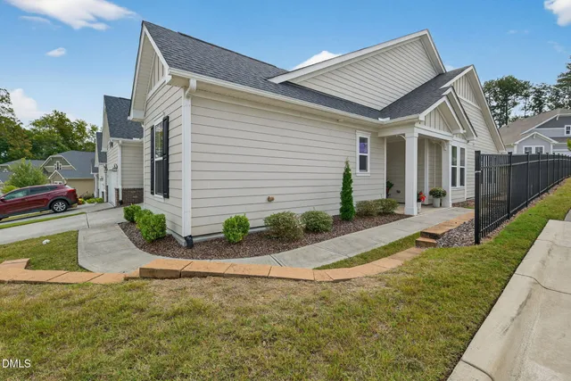 a view of a house with backyard