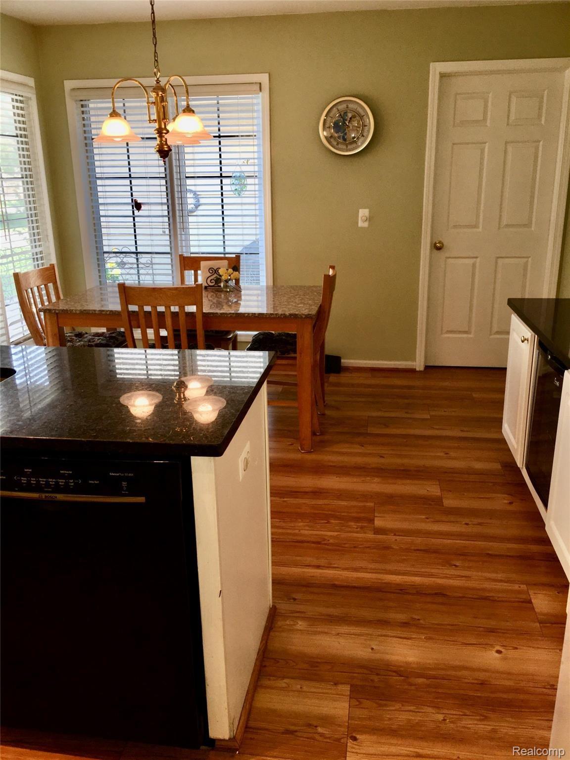 52103 Southview Ridge, Unit 61 Macomb, MI 48042 - Photo 12 of 29 Eating area.jpg