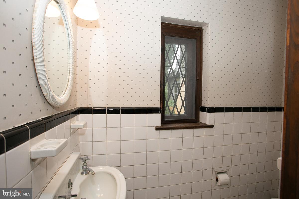 241 Waverly Road Wyncote, PA 19095 - Photo 35 of 61 POWDER ROOM
