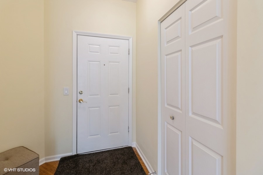 3135 Town Square Drive, Unit 106 Rolling Meadows, IL 60008 - Photo 9 of 20 a view of bathroom